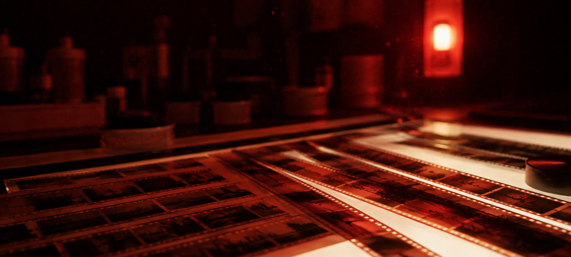 Contactos y negativos revelados sobre una mesa de luz en Isla Film Lab